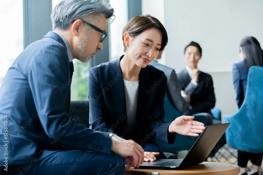 事業承継について話し合う人々