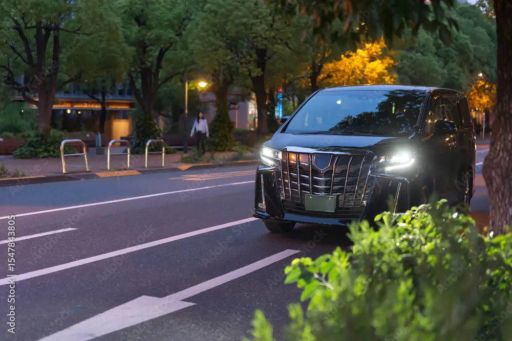 街中を走るハイヤー車両